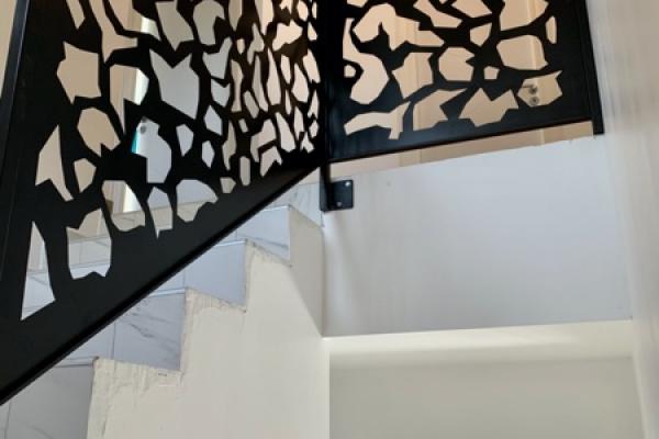 Réalisation d'un garde corps pour un escalier avec tôle le découpe laser 