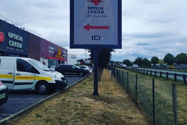 Réalisation de structure publicitaire en acier pour écran led 