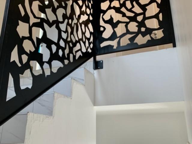 Réalisation d'un garde corps pour un escalier avec tôle le découpe laser 