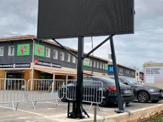 Réalisation de structure publicitaire en acier pour écran led 