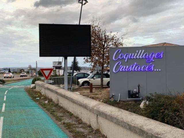 Réalisation de structure publicitaire en acier pour écran led 