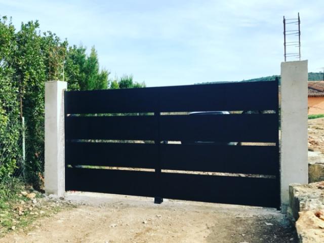 Réalisation de portail, portillon, porte de local technique sur-mesure 