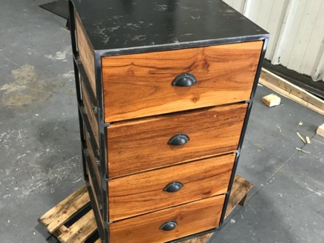 Création de mobilier sur mesure en acier et acier/bois contemporain et moderne